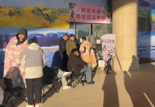新人涌到賽里木湖領證 520登記熱潮