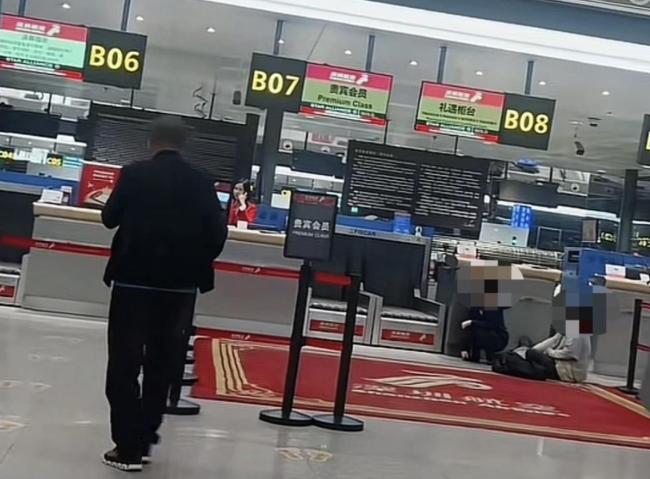 母子錯過航班時間大鬧機(jī)場