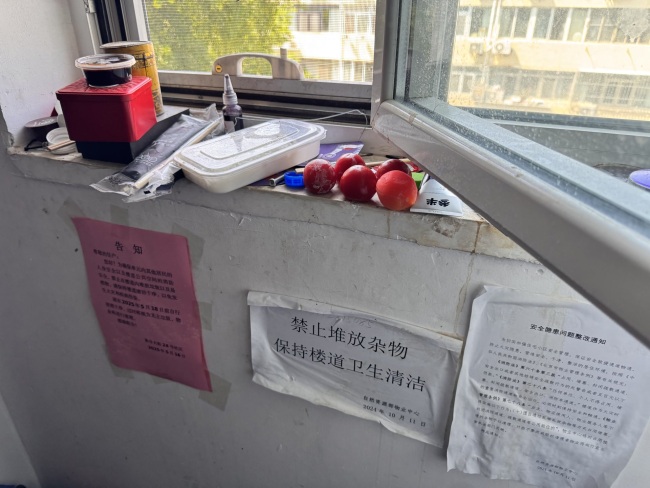 北京一女子撿廢品熏走鄰居 樓道堆滿垃圾引發(fā)清理行動
