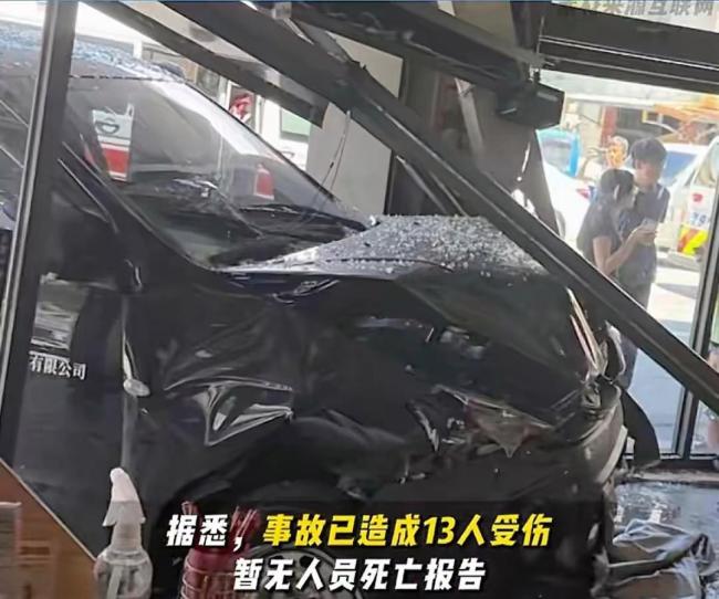 臺灣汽車失控猛沖進早餐店 13人受傷驚魂一刻