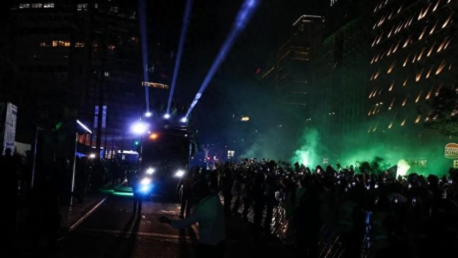 葡萄牙球迷慶祝時遭警察誤傷