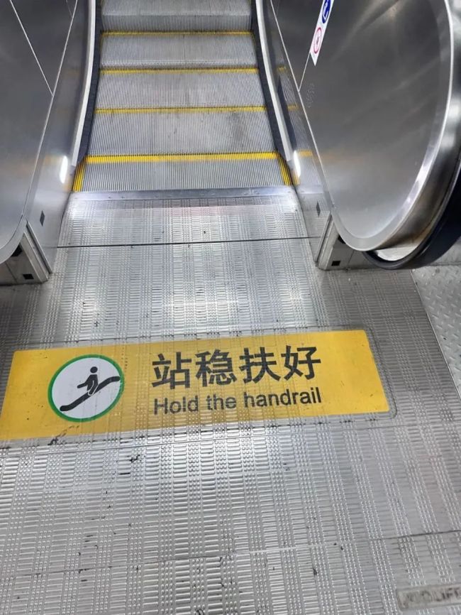 這屆年輕人坐地鐵能多有素質(zhì) 新標識倡導并排站立