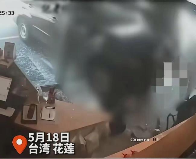 臺(tái)灣汽車失控猛沖進(jìn)早餐店 13人受傷驚魂一刻