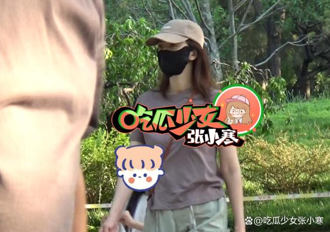 高圓圓與女兒牽繩遛彎超有愛(ài),，戛納紅毯生圖被夸超美