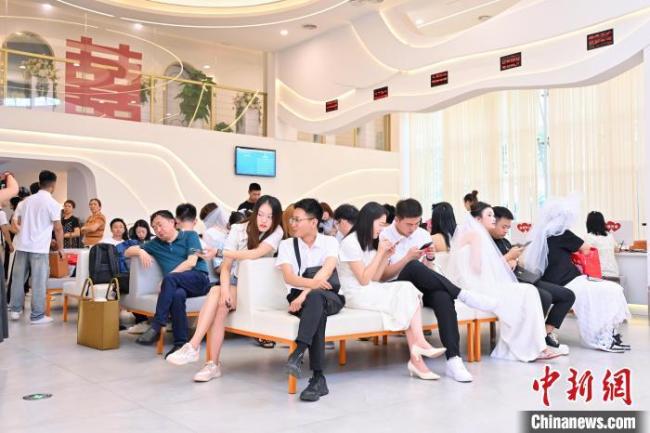 曾异地恋多年的情侣520领证
