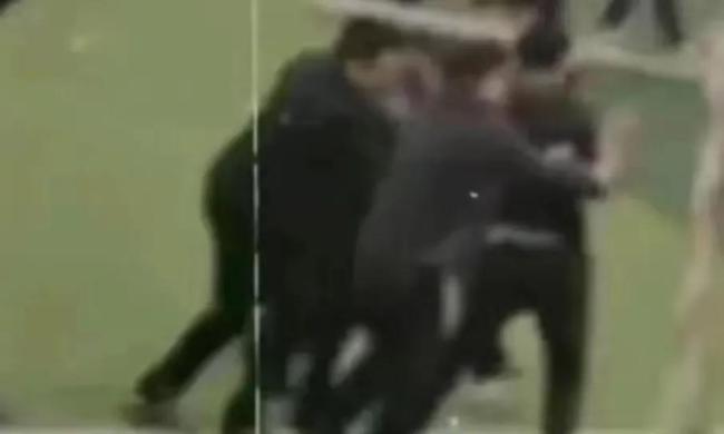 武漢一學(xué)生對校長揮拳 手機管理引爭議