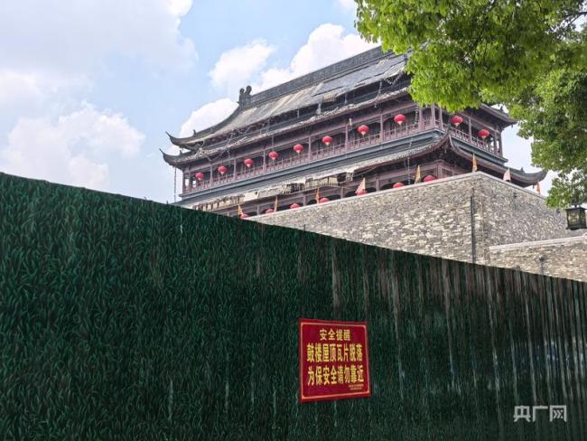 安徽鳳陽鼓樓四周已搭起圍擋 瓦片脫落事件引發(fā)關(guān)注