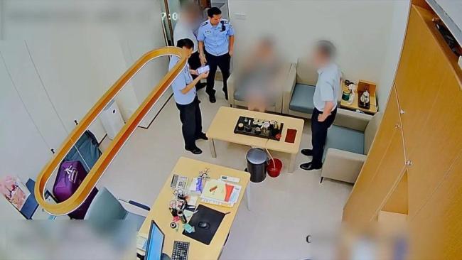女子取500萬(wàn)現(xiàn)金給網(wǎng)戀男友被攔 警方及時(shí)勸阻保住巨款
