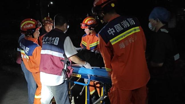 學(xué)生翻圍欄被刺穿小腿 消防緊急救援 深夜?fàn)I救成功