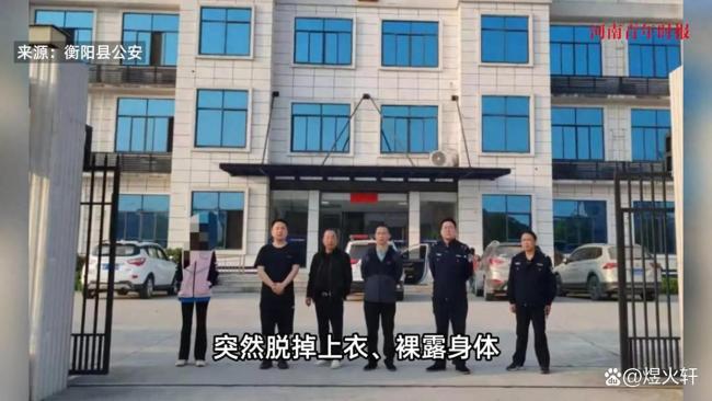 路上堵車女子突然從豪車中探出身體