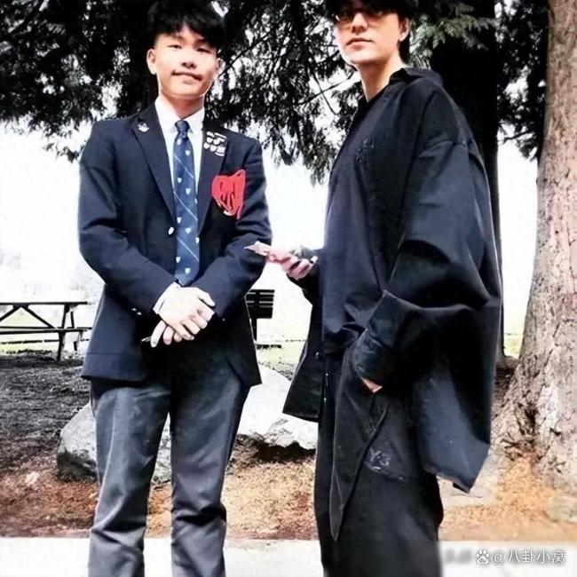 陳坤兒子大學(xué)畢業(yè) 父子倆合照慶祝