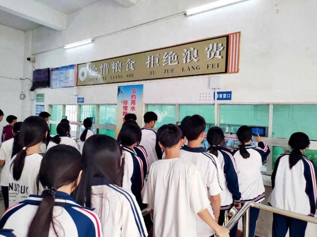 小官巨貪校長讓鄉(xiāng)鎮(zhèn)初中生吃不飽 學(xué)生投訴信揭黑幕