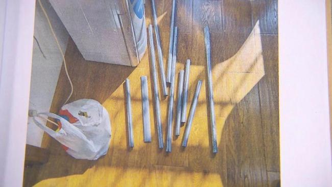 女子和丈夫吵架從五樓扔下10根金屬管,，高空拋物被采取刑事措施