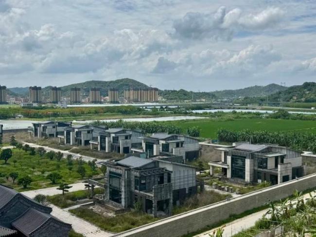 潮汕天價(jià)違建曾被政府貼封條，建設(shè)方拆門進(jìn)入施工 1.14億違建引關(guān)注