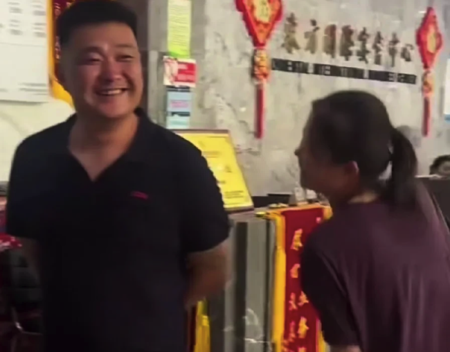 繼女參加婚禮要來一包煙塞后爸口袋 網(wǎng)友：生活雖不盡人意但殘缺的美也是互愛之人回饋的大禮