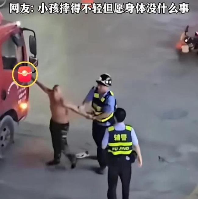 男子当街发癫将小女孩从车上拽下 无辜孩童遭袭引众怒
