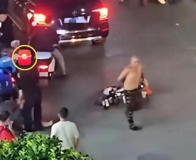 男子当街发癫将小女孩从车上拽下 无辜孩童遭袭引众怒