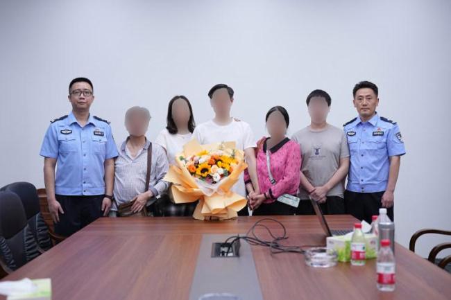 一張過(guò)期身份證塵封27年歸家路 親情重逢淚滿(mǎn)眶