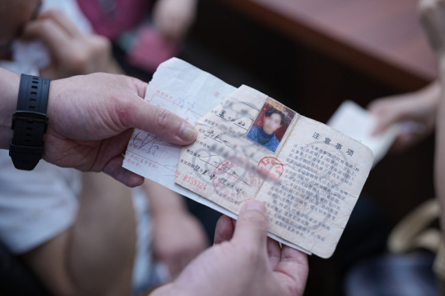 男子因身份證過(guò)期27年難返家：終于與闊別多年的家人重拾甜蜜團(tuán)圓