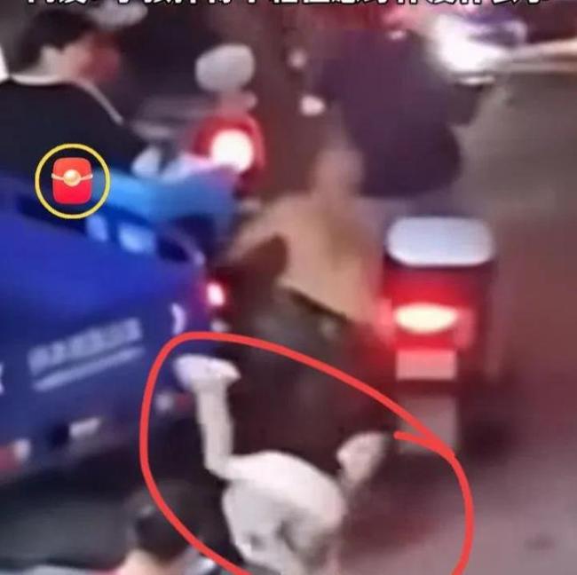 男子當(dāng)街發(fā)癲將小女孩從車(chē)上拽下 無(wú)辜孩童遭襲引眾怒