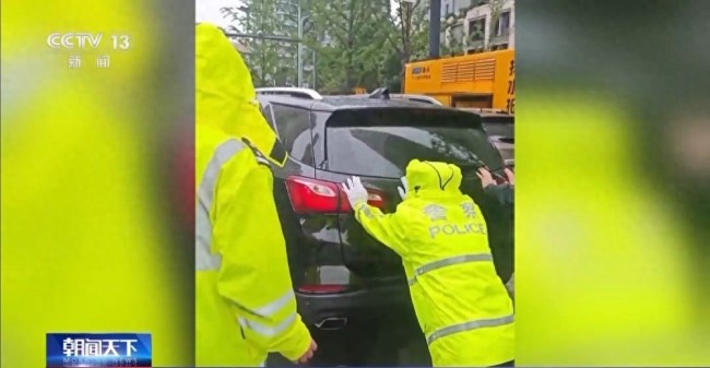 湖北多地暴雨 多部門聯(lián)合搶險排澇