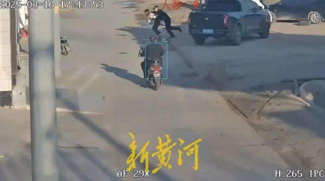 精神病人被警方撲倒受傷13天后身亡 家屬質(zhì)疑警方出警中違規(guī)操作