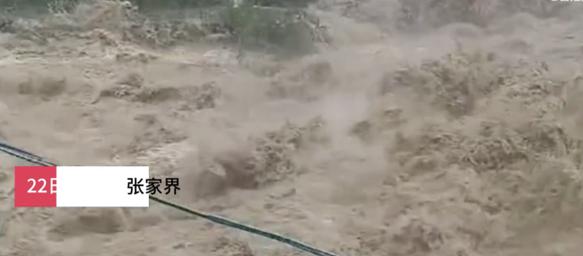 張家界暴雨洪水從家中穿流而過