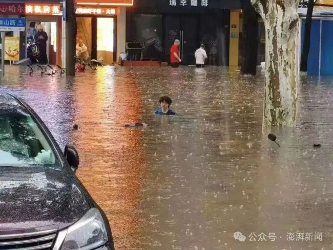 武漢大學(xué)珞珈門積水基本消退目前水到腳踝處
