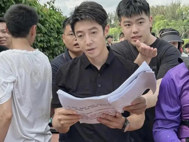 撒贝宁现身龙舟赛飙起标准粤语 点燃全场热情