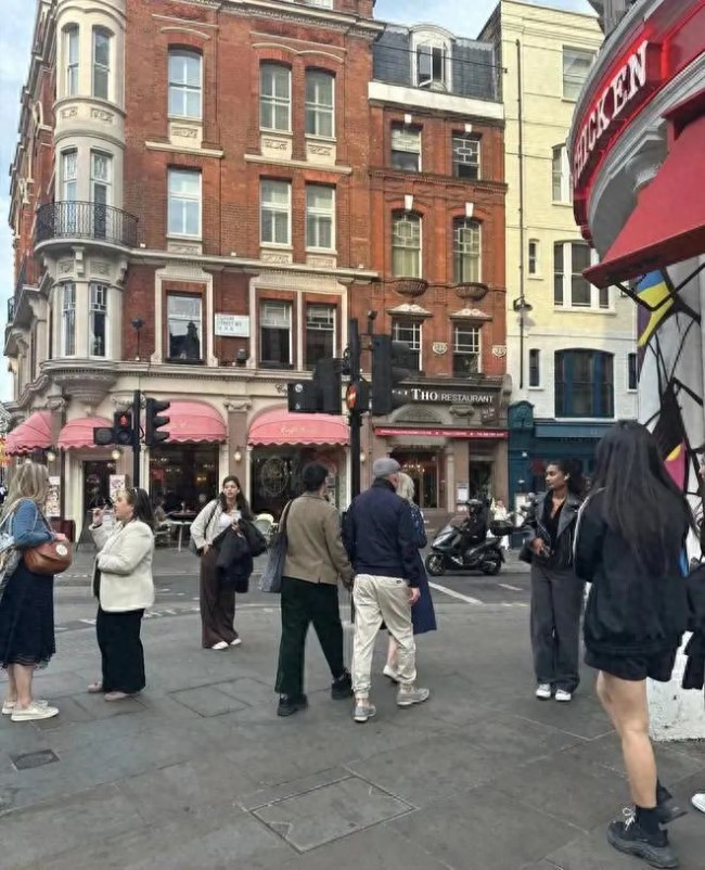 那英孟桐在倫敦低調(diào)逛街 恩愛牽手漫步街頭