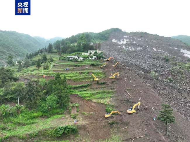 貴州大方山體滑坡救援現(xiàn)場：重型裝備已進(jìn)入