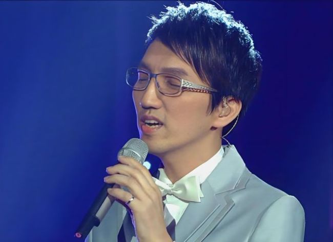 何炅說到林志炫淘汰時抽泣紅了眼眶 爭議與真相背后的音樂戰(zhàn)爭
