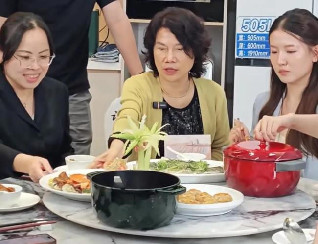 董明珠孟羽童上演《再見老板》 直播中的微妙批評(píng)