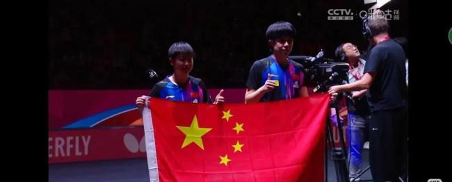 孫穎莎王楚欽賽后擁抱劉國梁 神秘手勢引爆全網(wǎng)