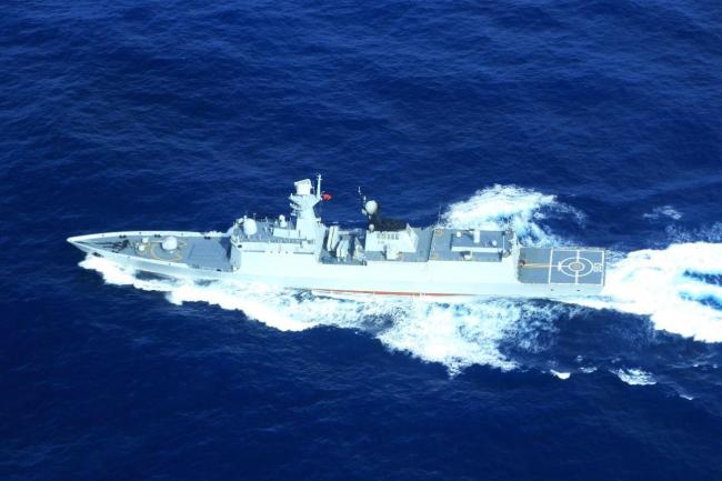 真“雙艦合璧”！一起看艦艇“肩並肩”航行