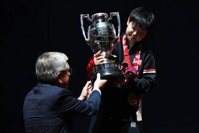 孙颖莎问巴赫要联系方式 巴赫：常联系！赛场温情互动