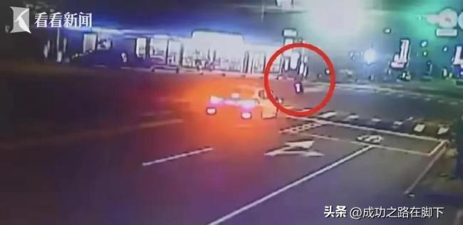 女子騎車(chē)連闖紅燈后自撞身亡,，事故全程被路口監(jiān)控拍下
