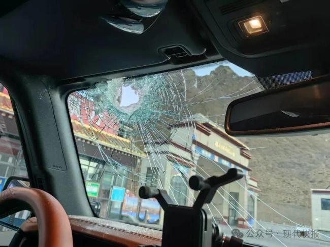 警方回應(yīng)游客開車在珠峰被砸 景區(qū)安全引擔(dān)憂