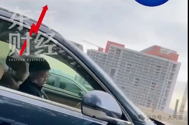 網(wǎng)友以為余承東開車睡著打招呼秒回 駕駛安全引爭議