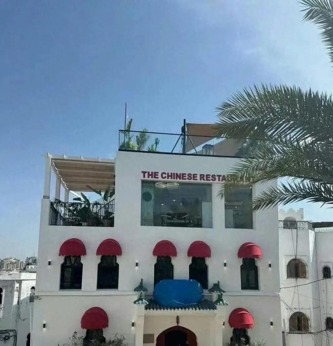丁禹兮中餐厅厨师服造型路透 扛丝瓜瓤成焦点