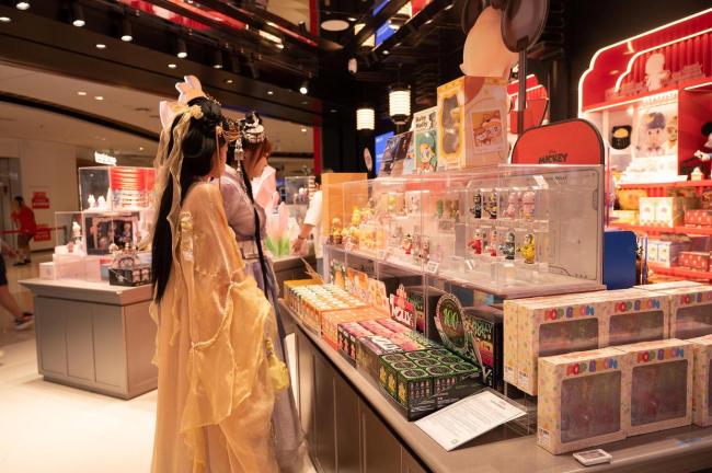 泡泡玛特股价与海外门店数飙升 全球粉丝热情追捧