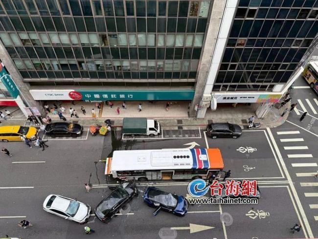 臺北一78歲老人無證駕駛闖紅燈連撞多車