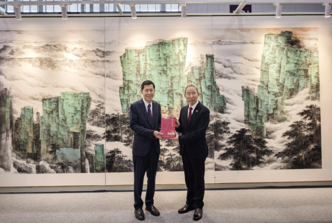 龍宇翔向王鵬狄贈(zèng)送武夷山元山茶業(yè)“越來越好”紅茶
