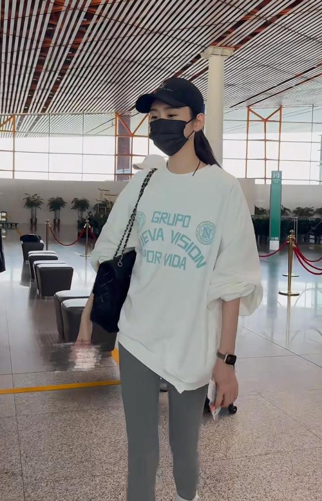 奚梦瑶与何猷君配头共同出席行径 恩爱互动羡煞旁东说念主