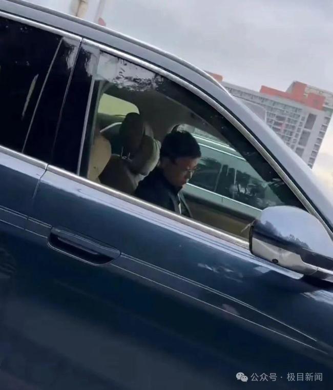 余承東疑似開車睡覺