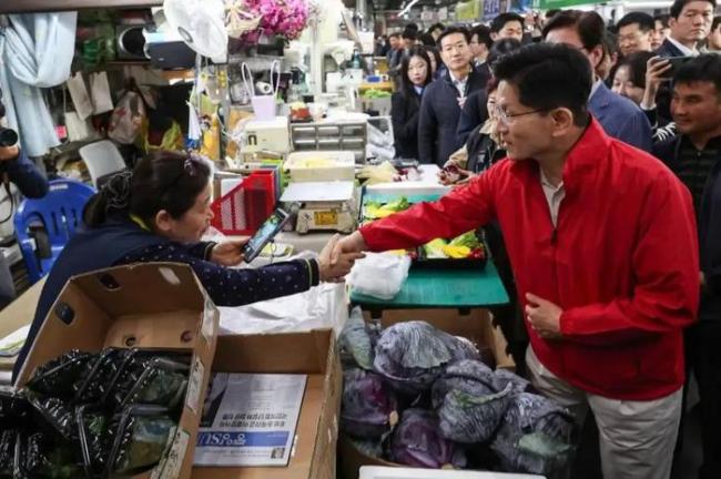 “黑马”金文洙能否最终大选翻盘 选战悬念迭起