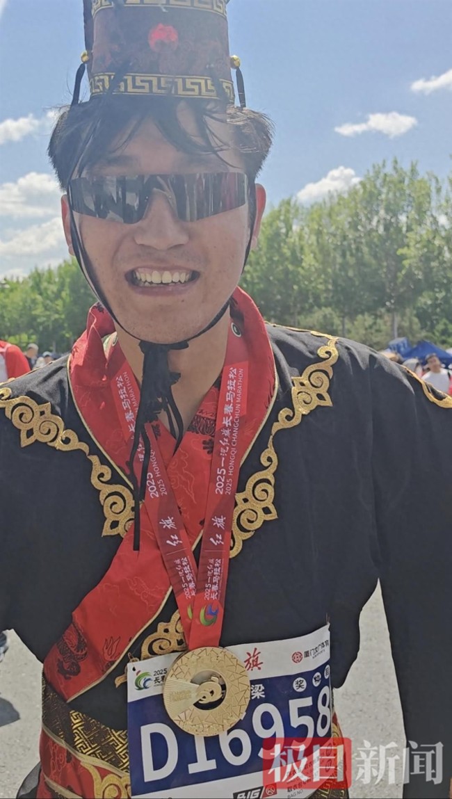 “秦始皇”跑進(jìn)了長春馬拉松：喜歡穿奇裝異服參賽,，想給大家?guī)須g樂