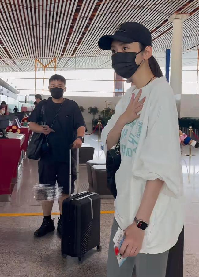 奚梦瑶与何猷君配头共同出席行径 恩爱互动羡煞旁东说念主