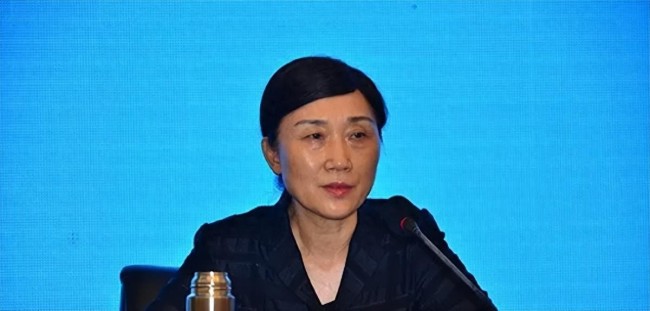 李微微从教师到正处级干部仅用4年：“火箭式”晋升，大搞“全家腐”