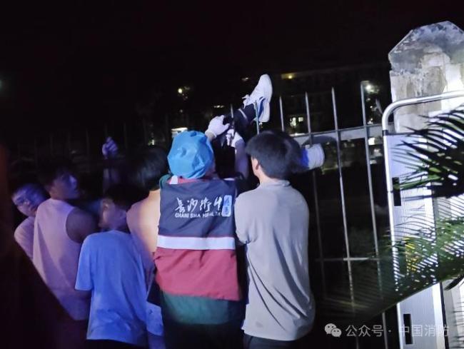 男學(xué)生翻學(xué)校圍欄小腿被刺穿